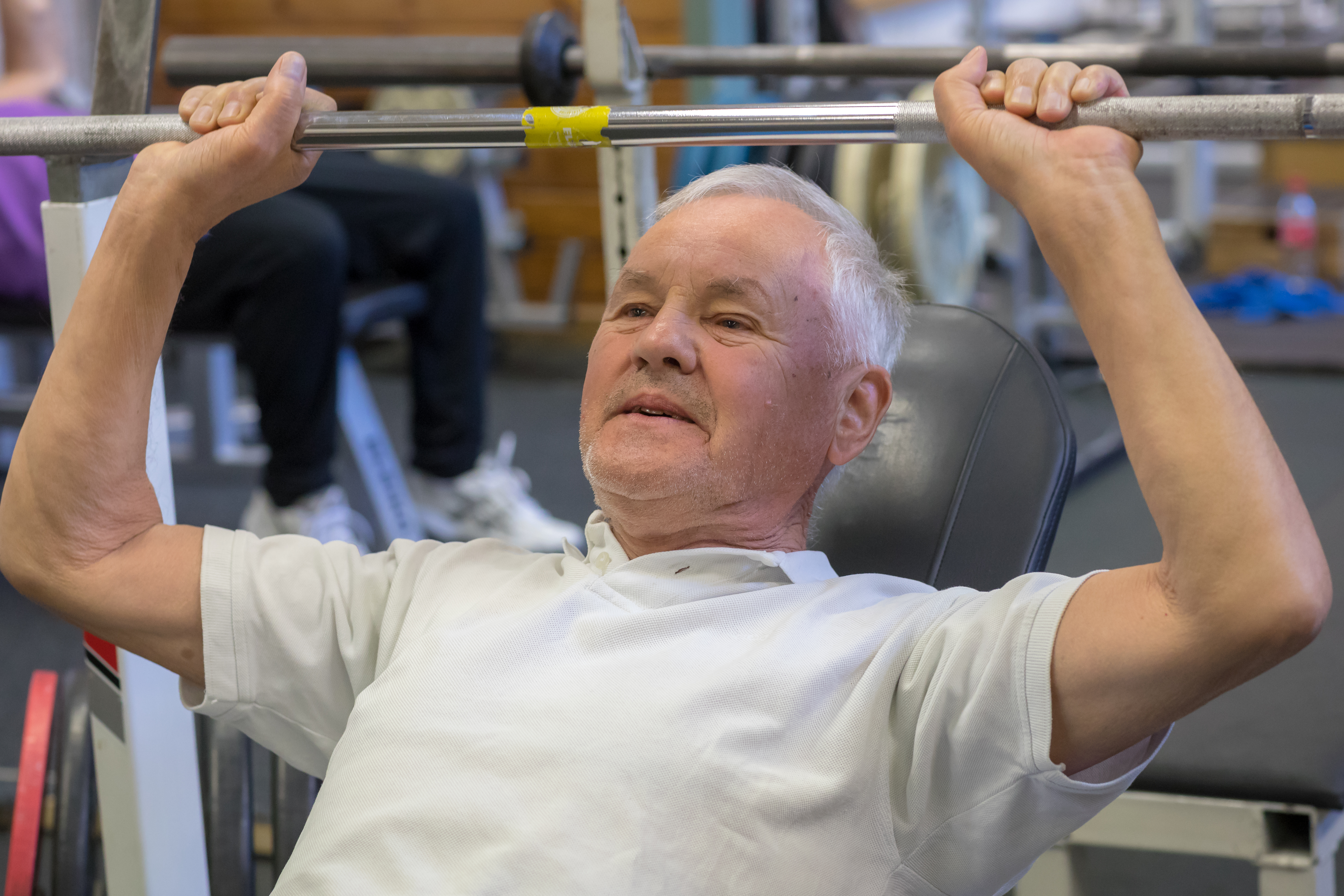 Bröstpress på gymmet