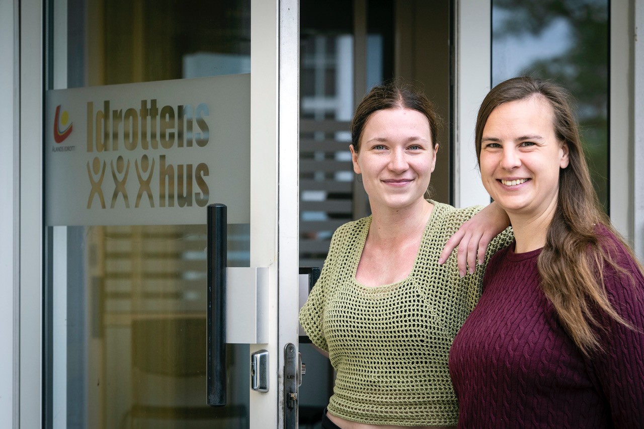 Bild på Lenita och Peppi utanför Idrottens hus 
