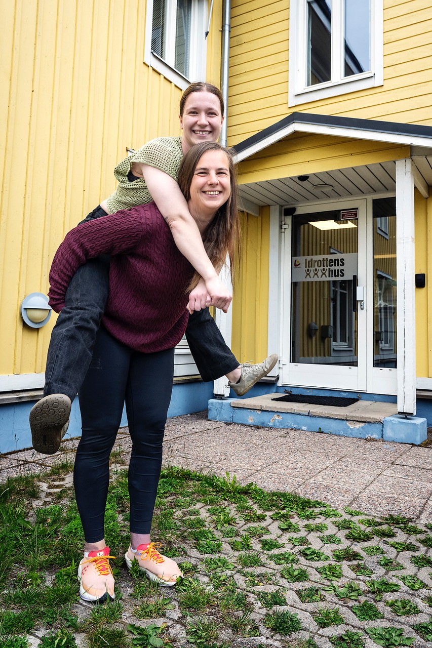 Bild på Lenita och Peppi utanför Idrottens hus 