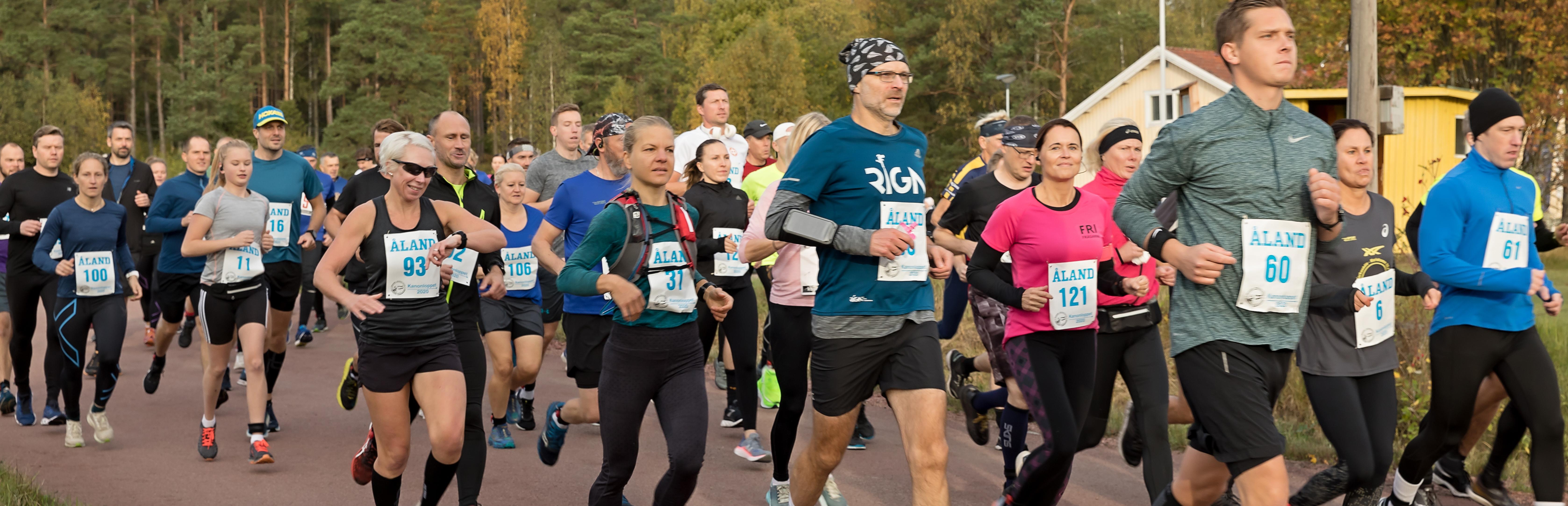 Män och kvinnor som startar i Kanonloppet